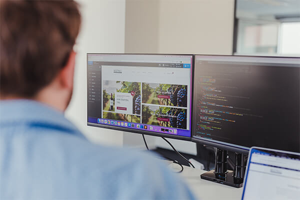 entwickler schaut auf bildschirme mit code